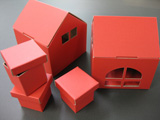 赤い家の形ととても小さな小物箱