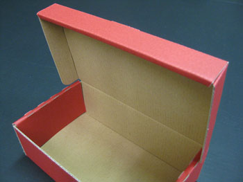 色ライナーの赤ライナーを使った飲料缶什器といちご贈答箱